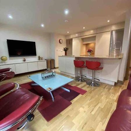 Lovely 2 Double Bedroom Flat With Patio Manchester Esterno foto