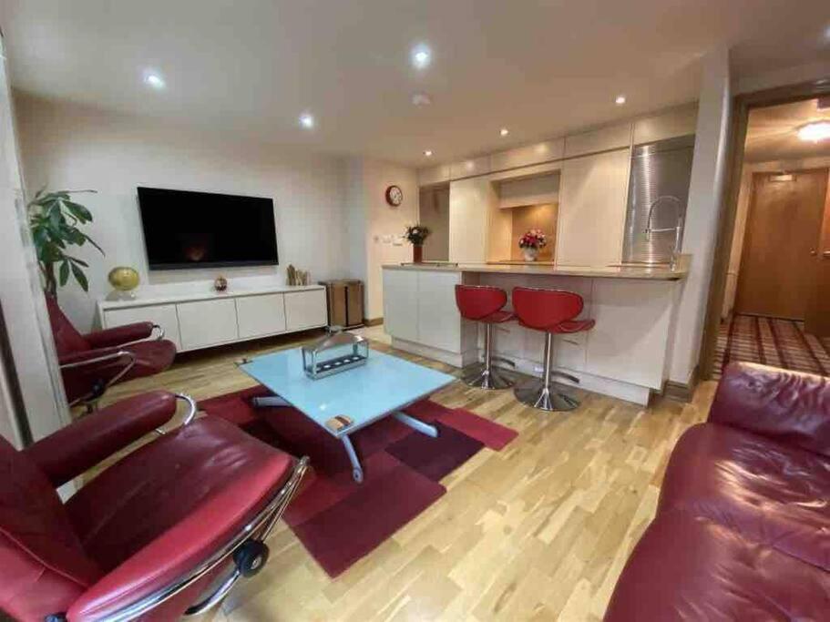 Lovely 2 Double Bedroom Flat With Patio Manchester Esterno foto