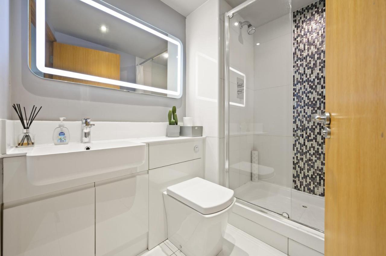 Lovely 2 Double Bedroom Flat With Patio Manchester Esterno foto