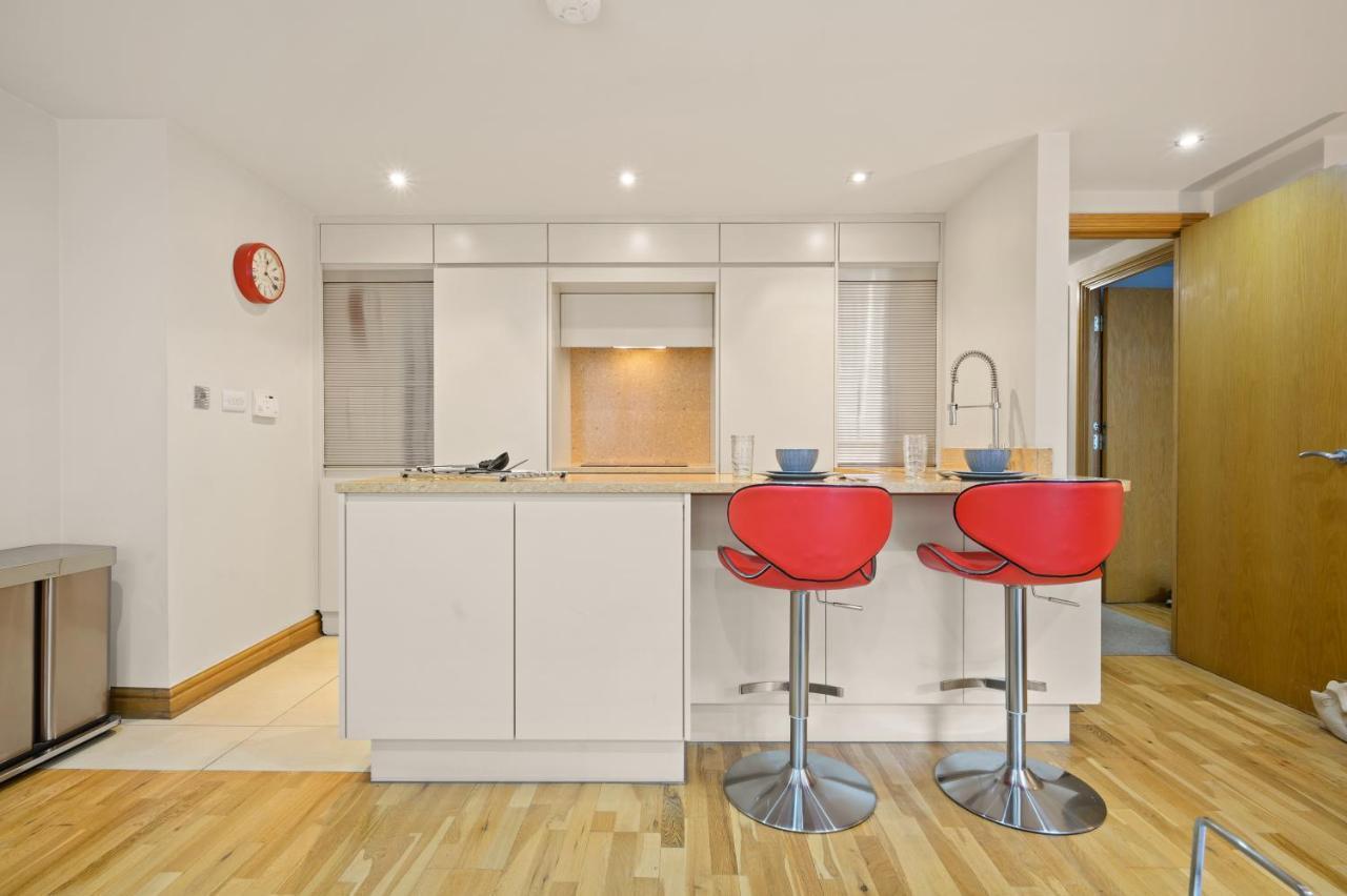 Lovely 2 Double Bedroom Flat With Patio Manchester Esterno foto